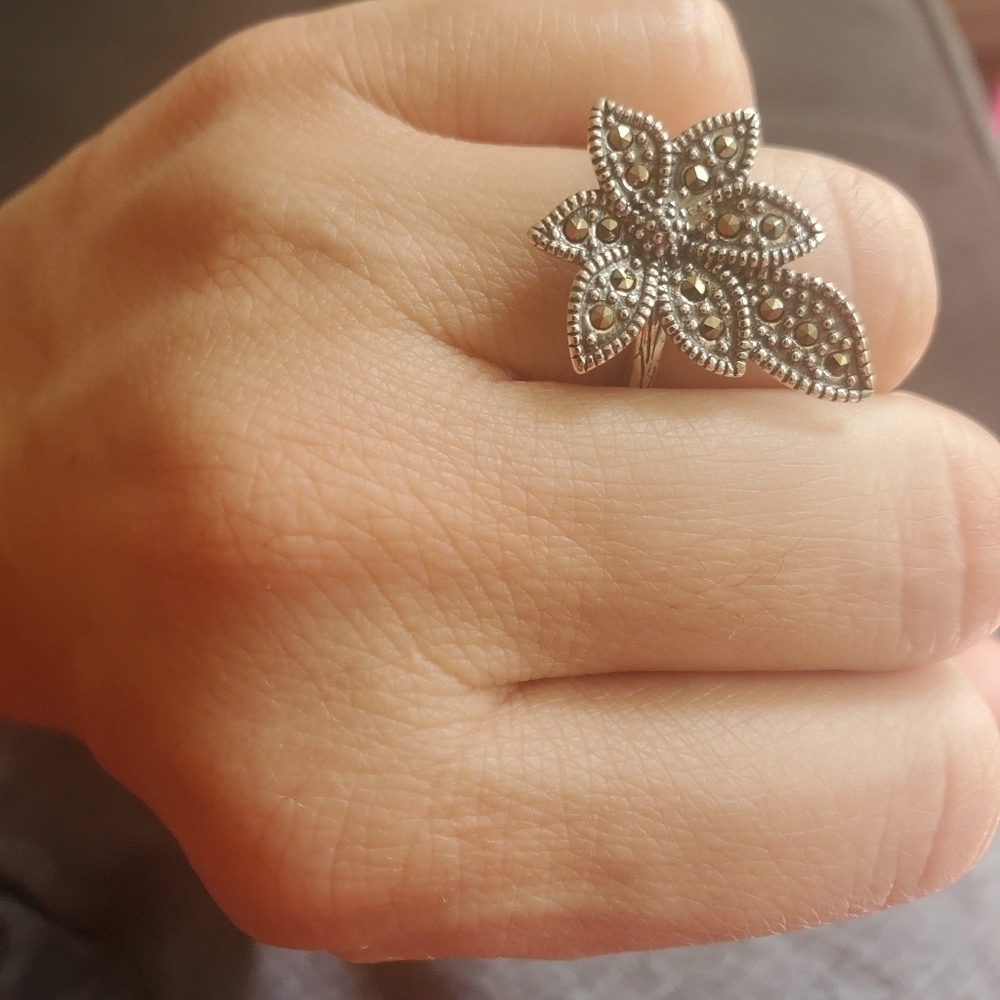 Sterling Silver Flower Silver statement Ring - Picture 4 of 8